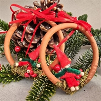 natur-lerringe-nisser-siddende-i-Hørkær-værksted-dansk-julestads